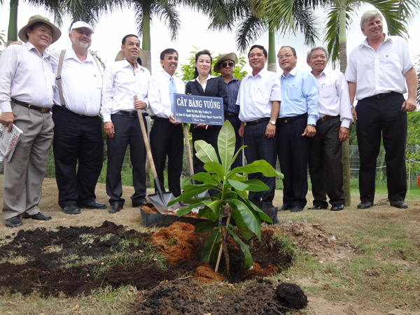 Các đại biểu và Ban giám đốc VWS trồng cây bàng vuông Trường Sa tại Khu liên hợp xử lý chất thải rắn Đa Phước